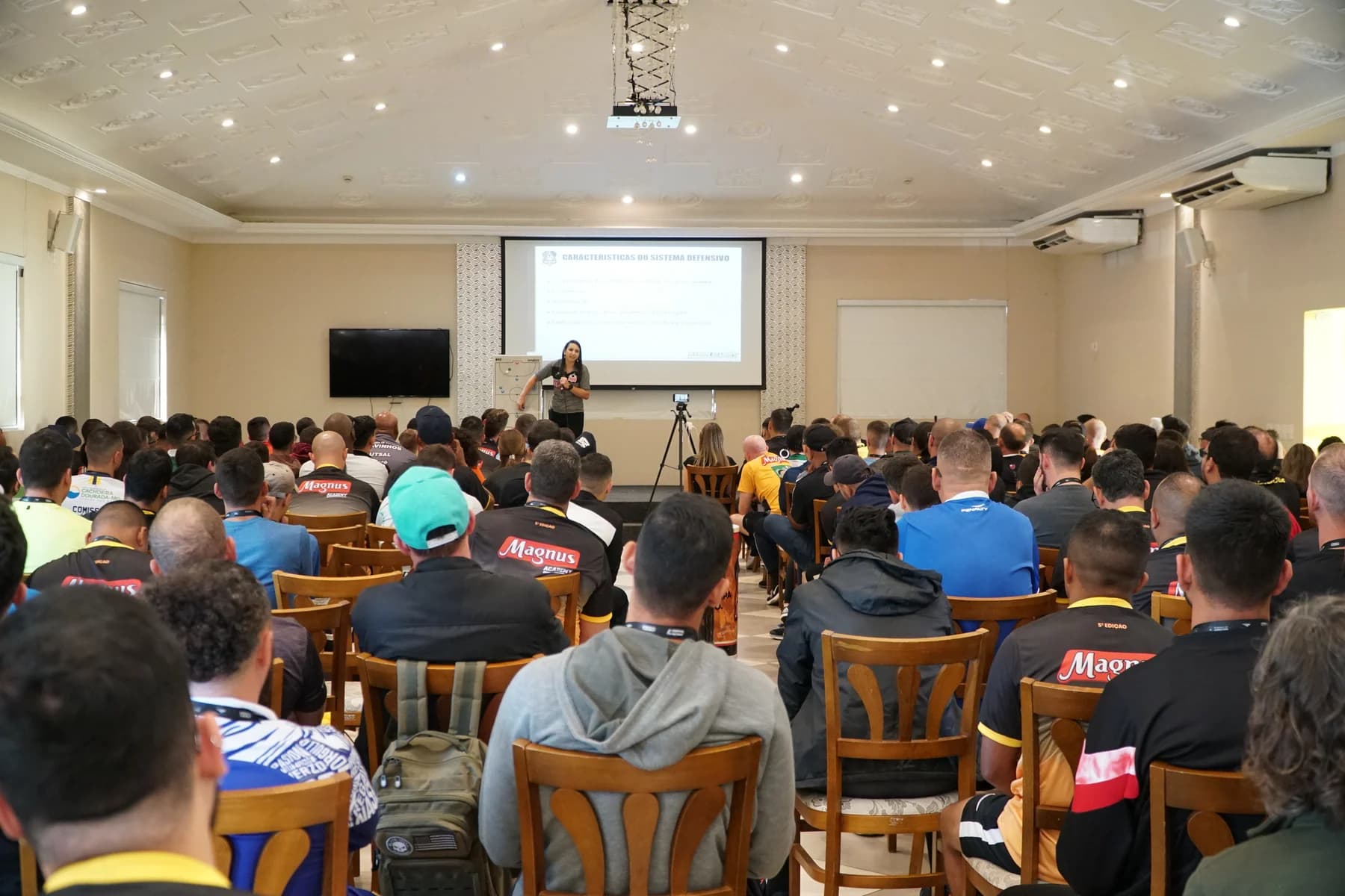 Cris Souza apresentando uma palestra para treinadores