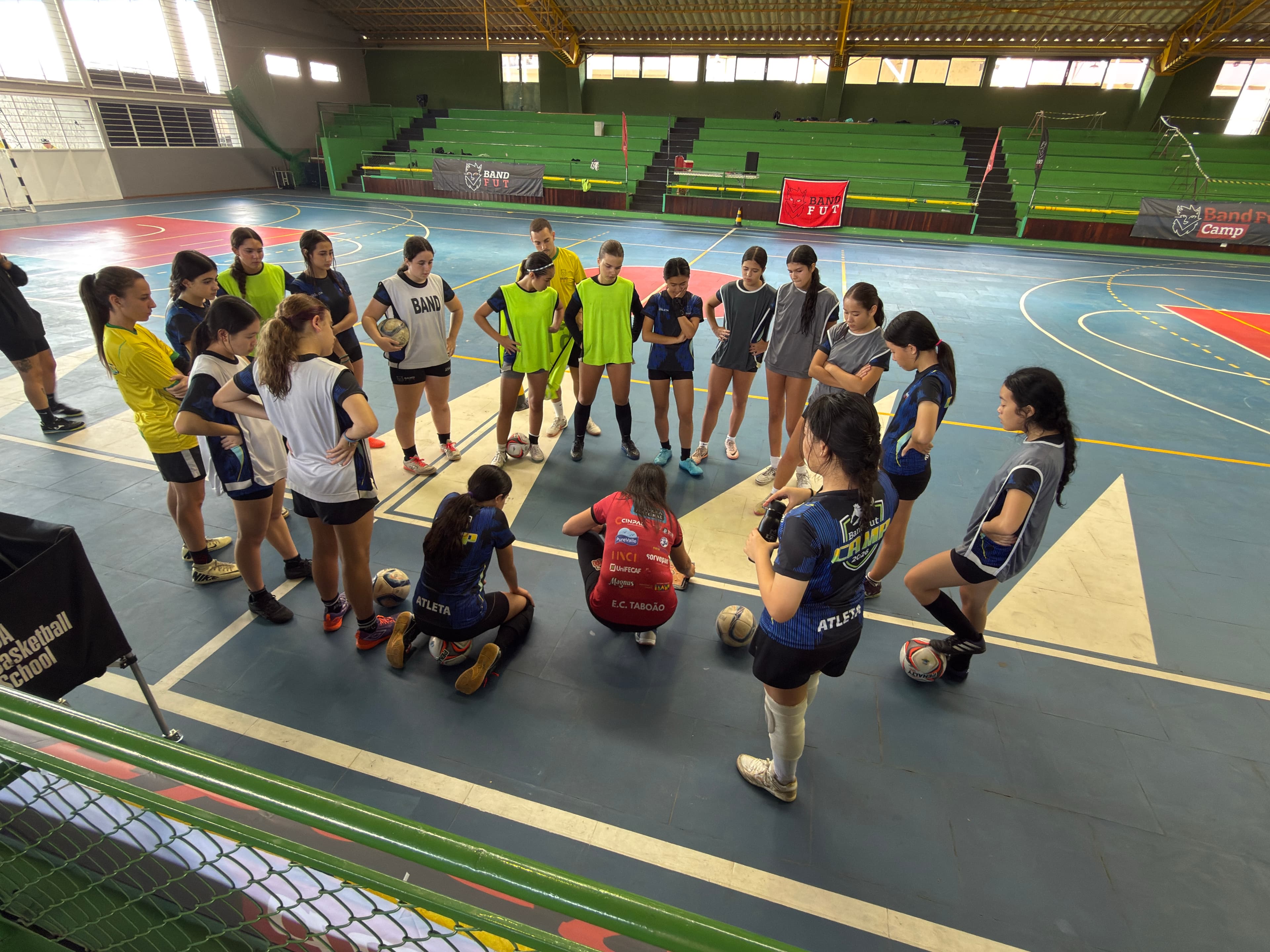 Orientação técnica durante atividade do Camp